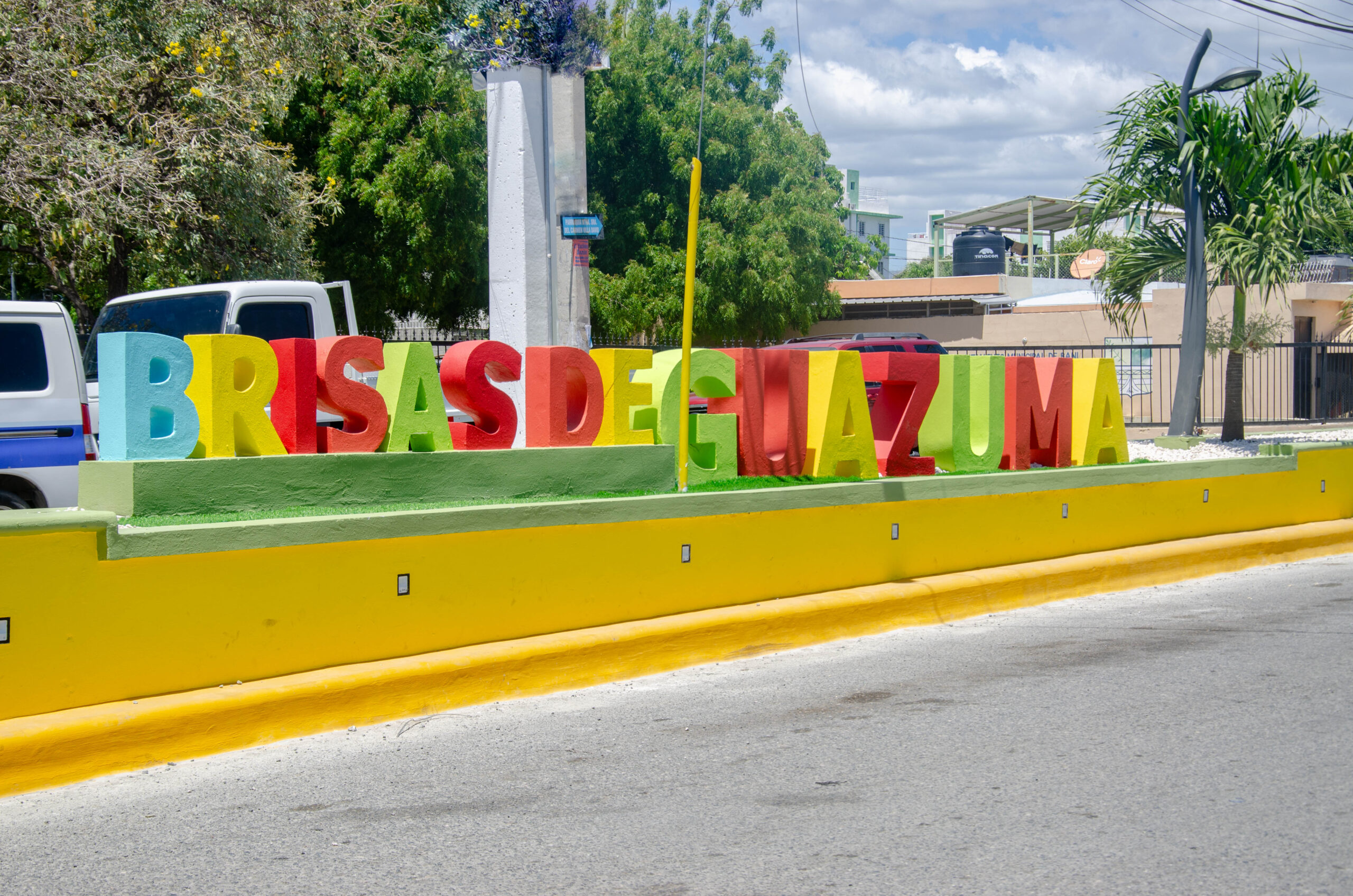 CONSTRUYEN ACERAS Y REMOZAN ENTRADA SECTOR BRISAS GUAZUMA