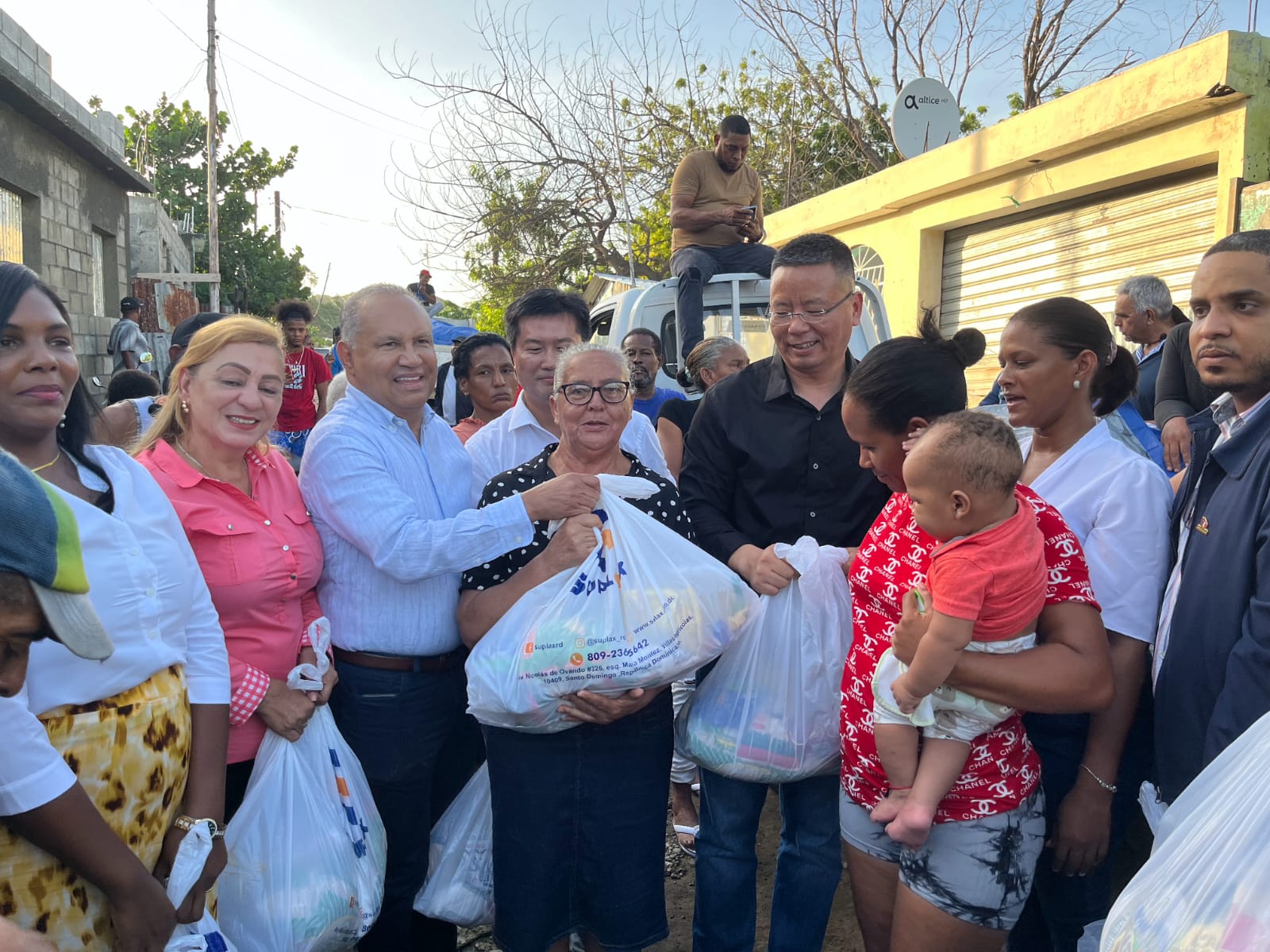 Ayuntamiento de Baní recibe 900 kits alimenticios de la Cámara General de Comercio de Fujian, China