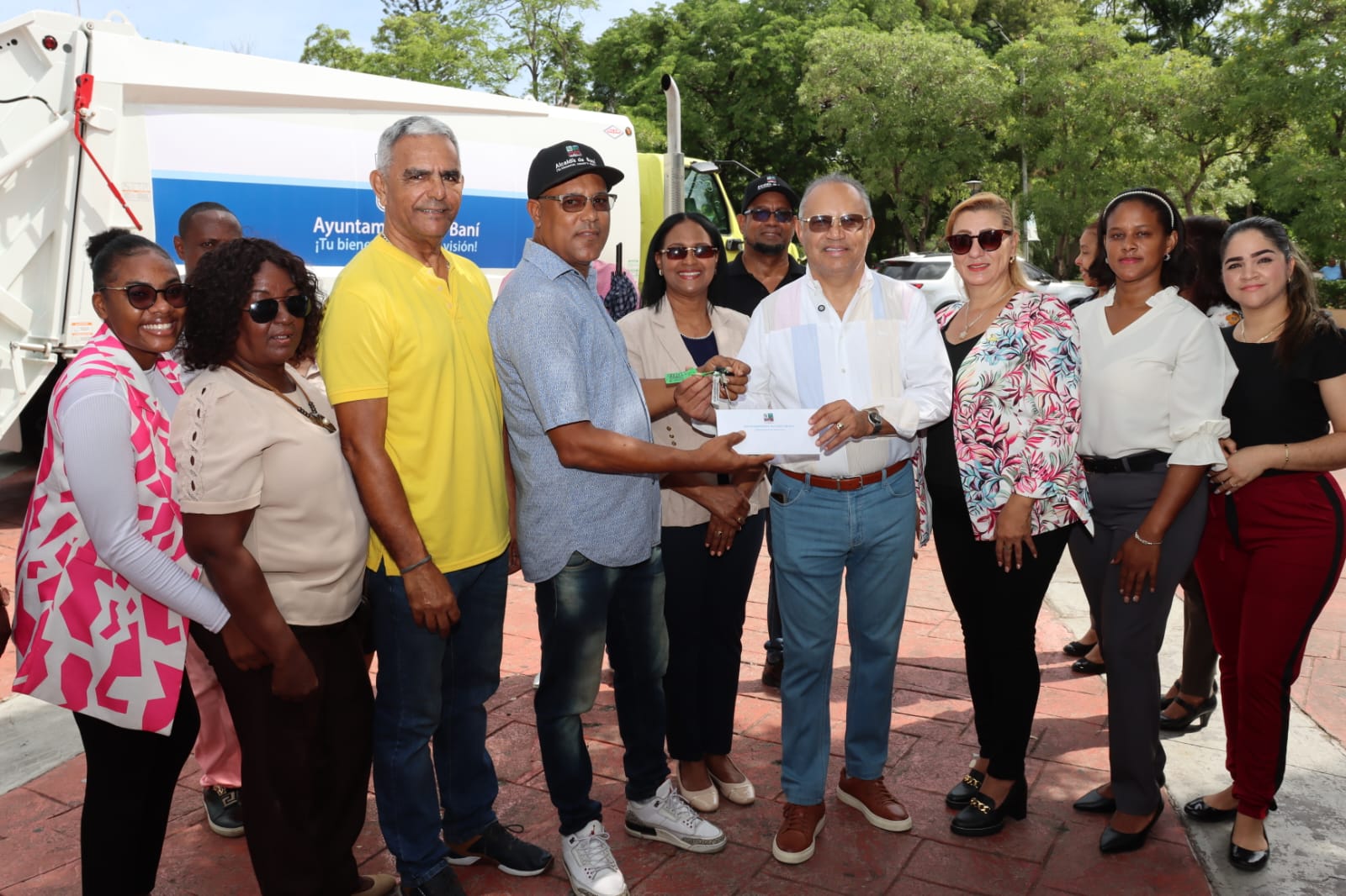 Alcalde Santo Ramírez entrega nuevo camión compactador para reforzar servicio de recolección de desechos sólidos en Baní