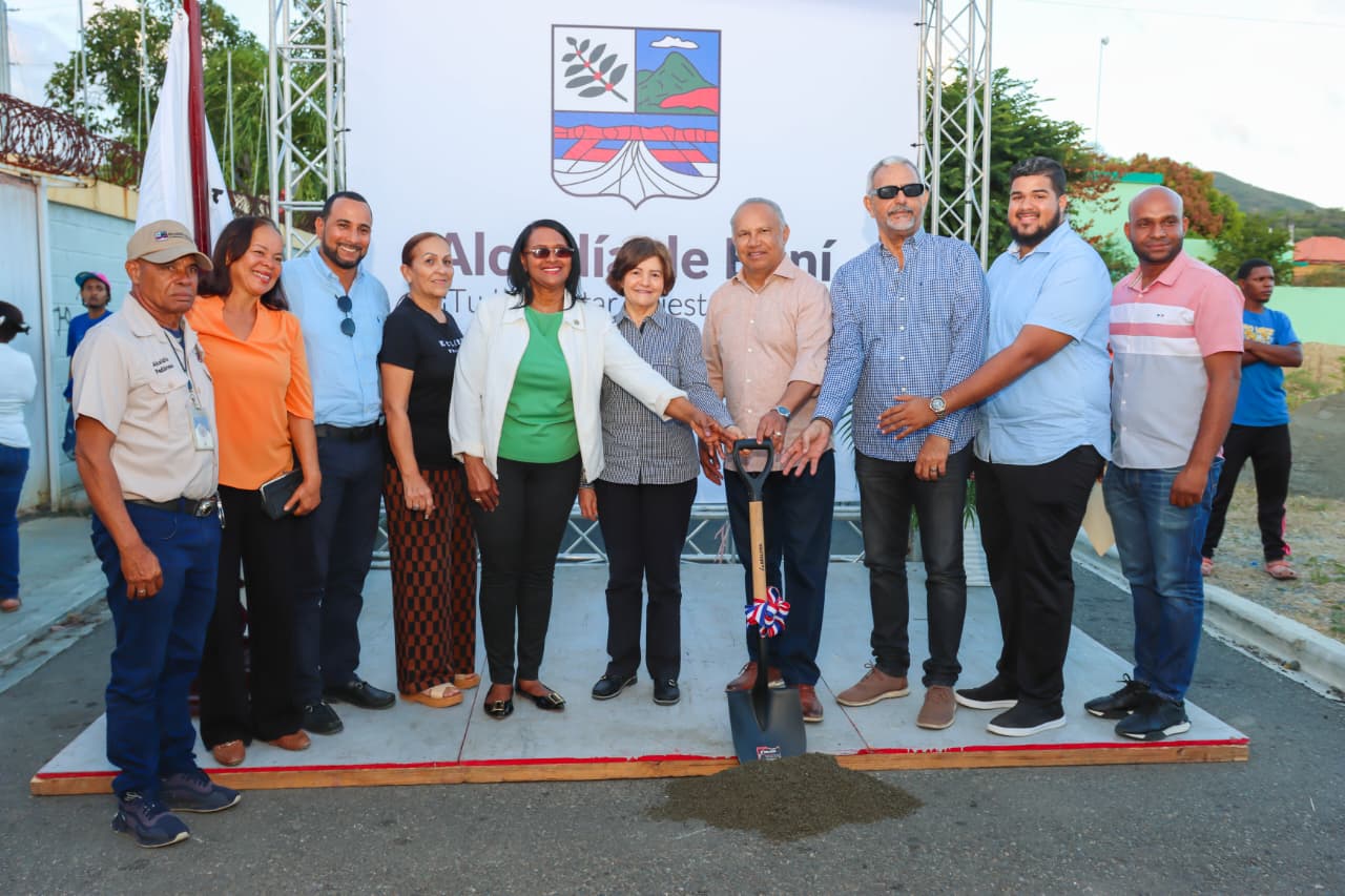 Alcalde Santo Ramírez da primer palazo para construcción del parque de Río Arriba; trabajos iniciaron de inmediato