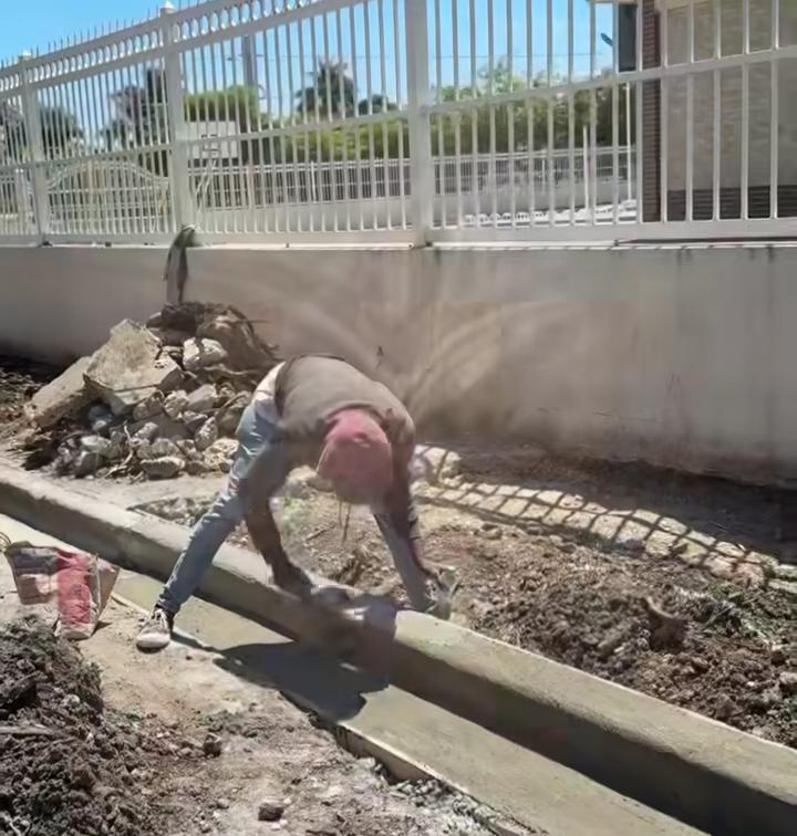 Avanza construcción de aceras y contenes en varios sectores del municipio