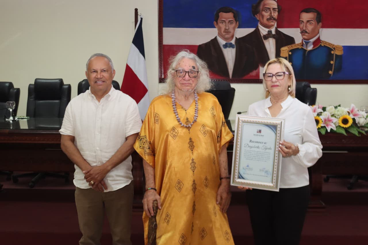 Alcaldía de Baní conmemora centenario de la Biblioteca Padre Billini y reconoce a sociólogo y folclorista Dagoberto Tejeda