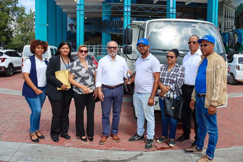Alcalde Santo Ramírez entrega nueva unidad para fortalecer la recolección de residuos sólidos en Baní